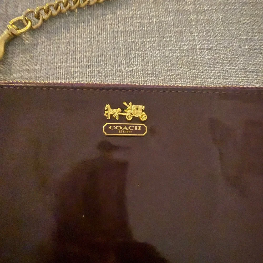 Coach Madison Purple Patent Leather Wristlet Gold Horse & Carriage Logo Chain - Picture 2 of 9